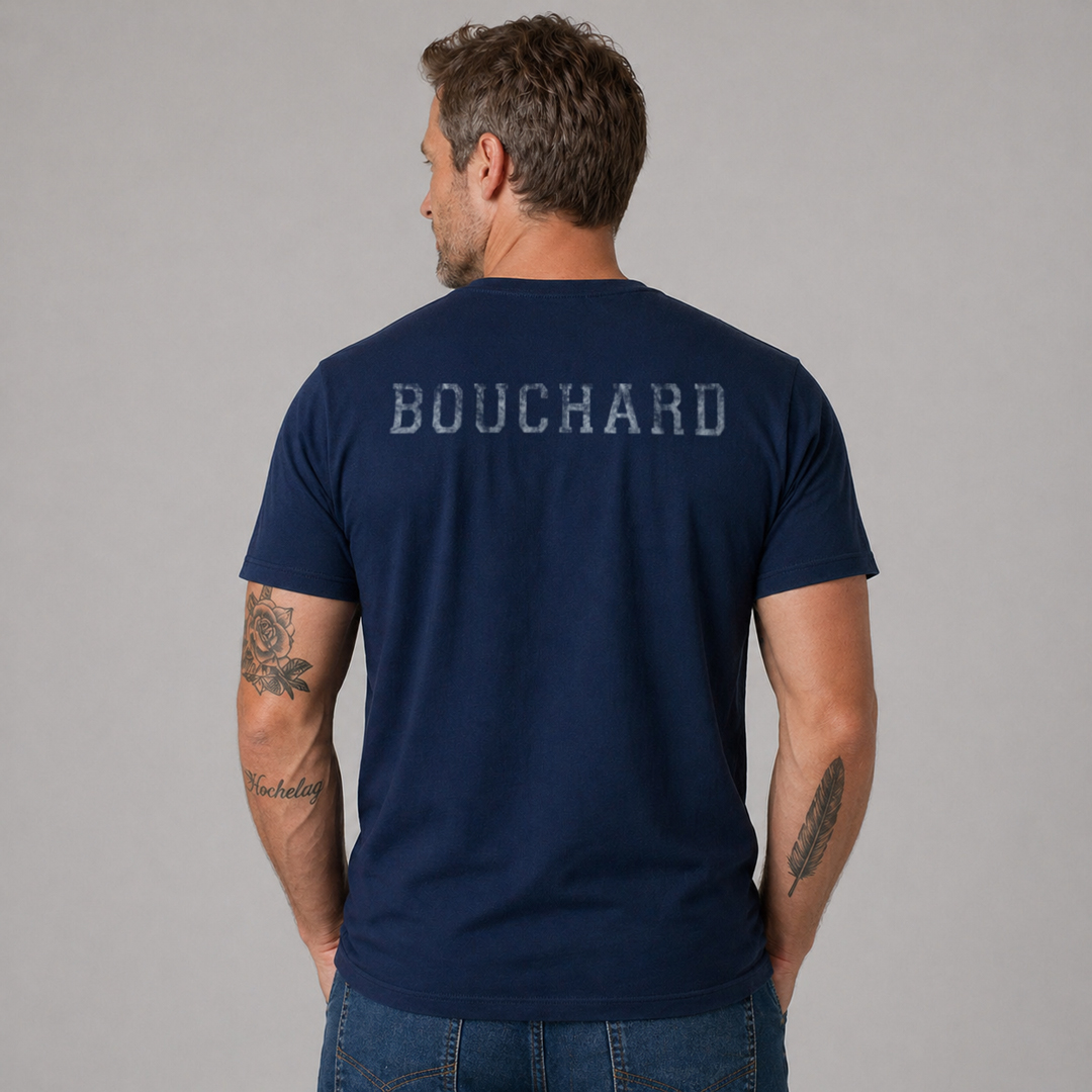 Dos du t-shirt BCBC Nicolet marine — inscription BOUCHARD · Collection officielle Bon Cop Bad Cop
