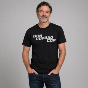 Modèle portant le t-shirt BCBC Logo Noir, collection Bon Cop Bad Cop