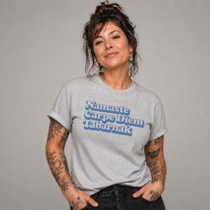 Modèle portant le t-shirt BCBC Namaste graphite — Namaste Carpe Diem Tabarnak · Bon Cop Bad Cop
